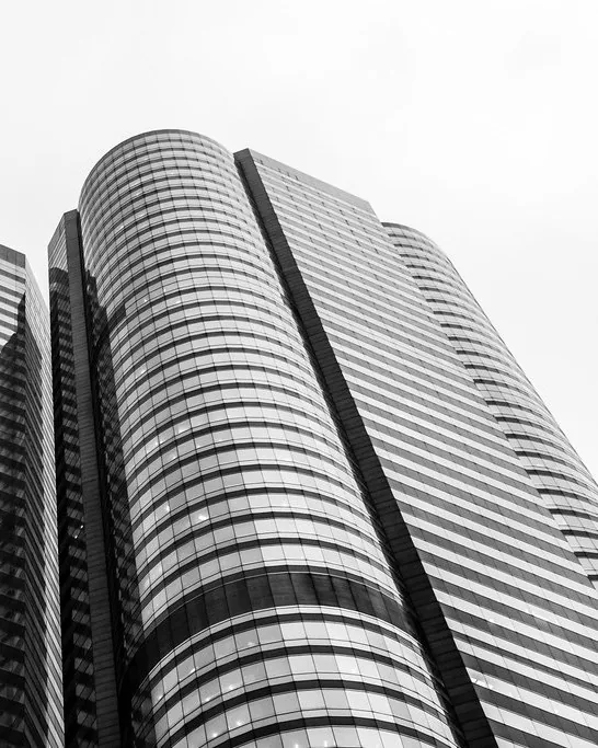 Torres corporativas en blanco y negro