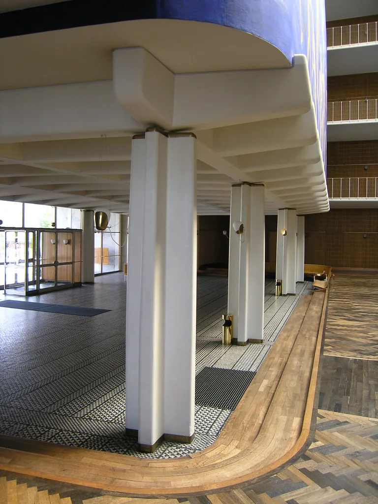 Interior arquitectónico con columnas del ayuntamiento de Aarhus
